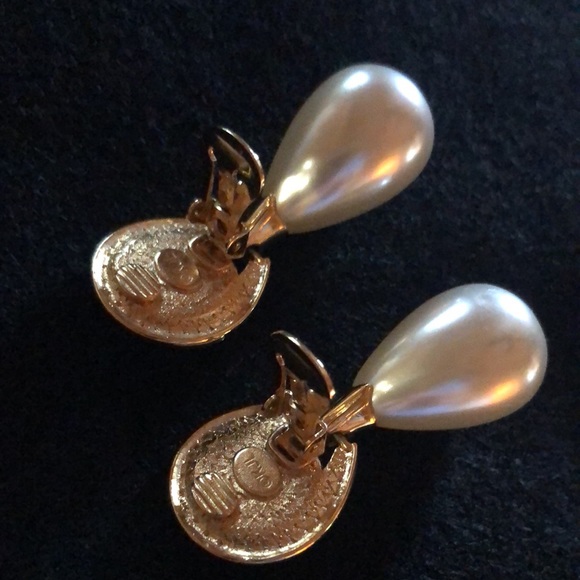 Vintage KJL faux pearl clip earrings w/black trim - Picture 3 of 5